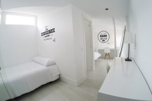Habitación doble confort en Gran Vía con baño propio